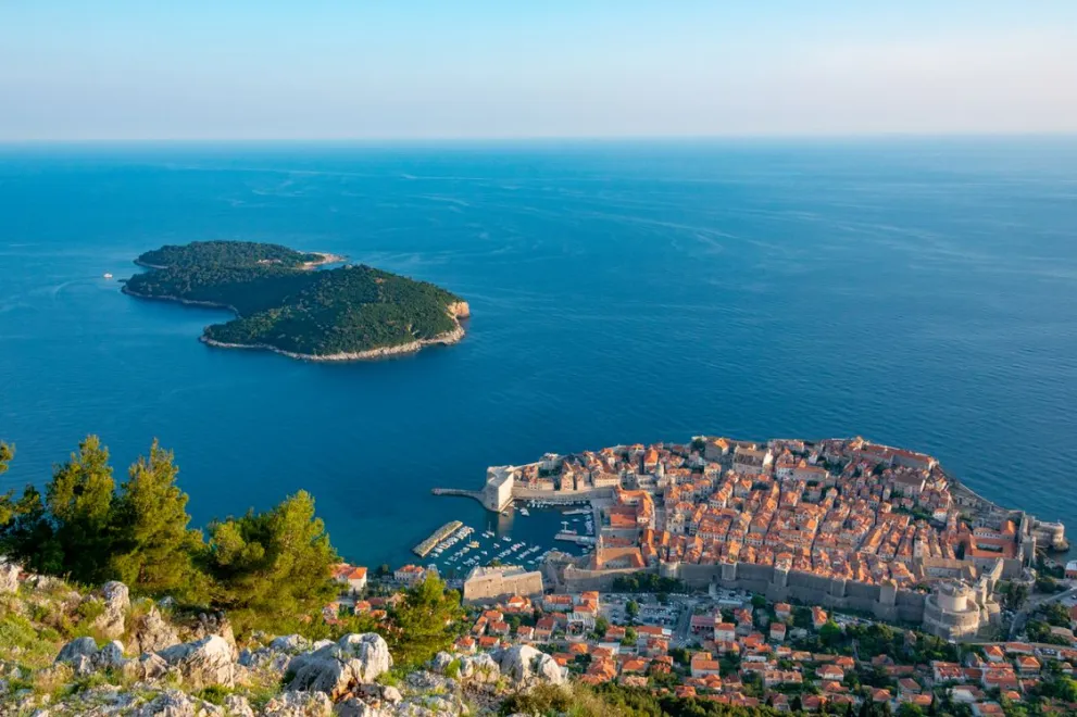 Der Blick auf die Altstadt und den Hafen von Dubrovnik, vom Hausberg aus gesehen
