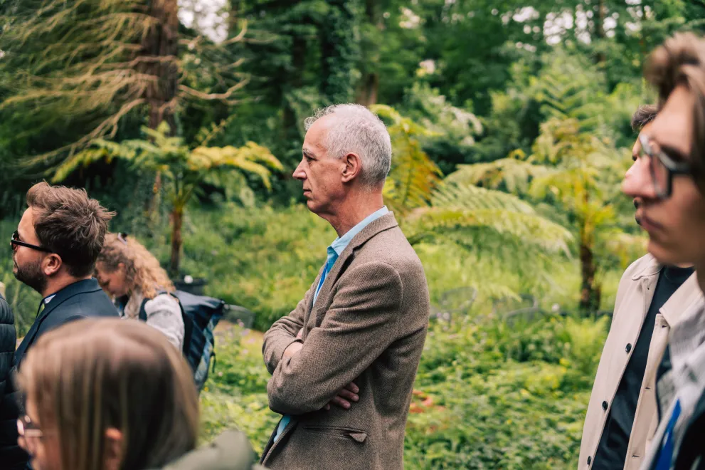 Several participants walking in the botanical Gardens