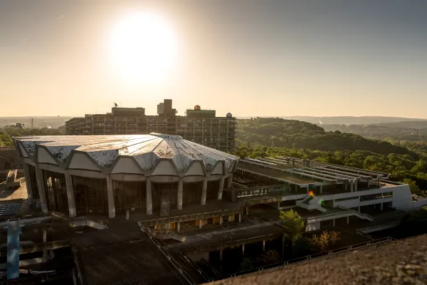 The photo shows the Audimax on RUB campus.