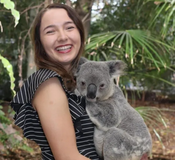 Alina Kubis mit einem Koala auf dem Arm
