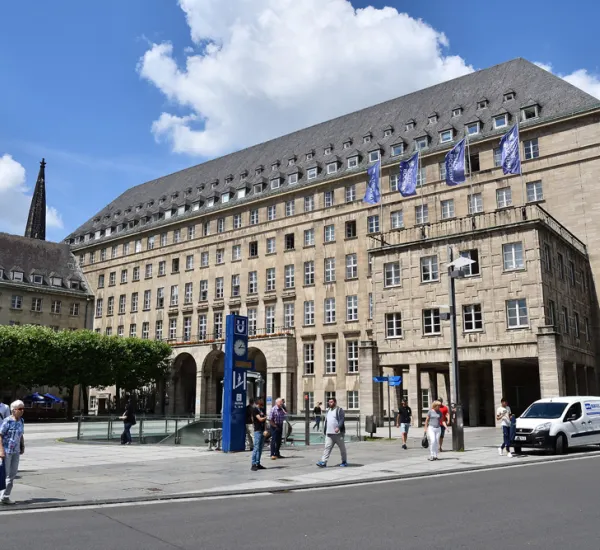 Das Bochumer Rathaus mit Personen und U-Bahn-Station im Vordergrund